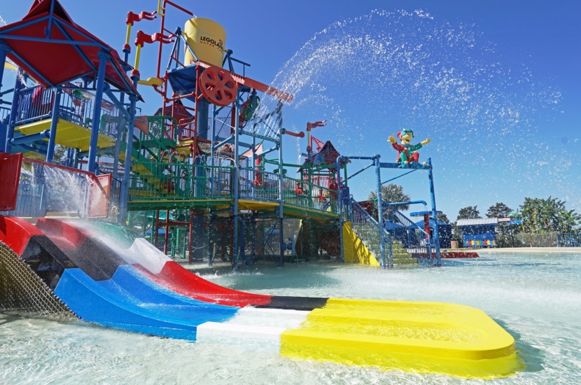 Aquatic play structure spraying water